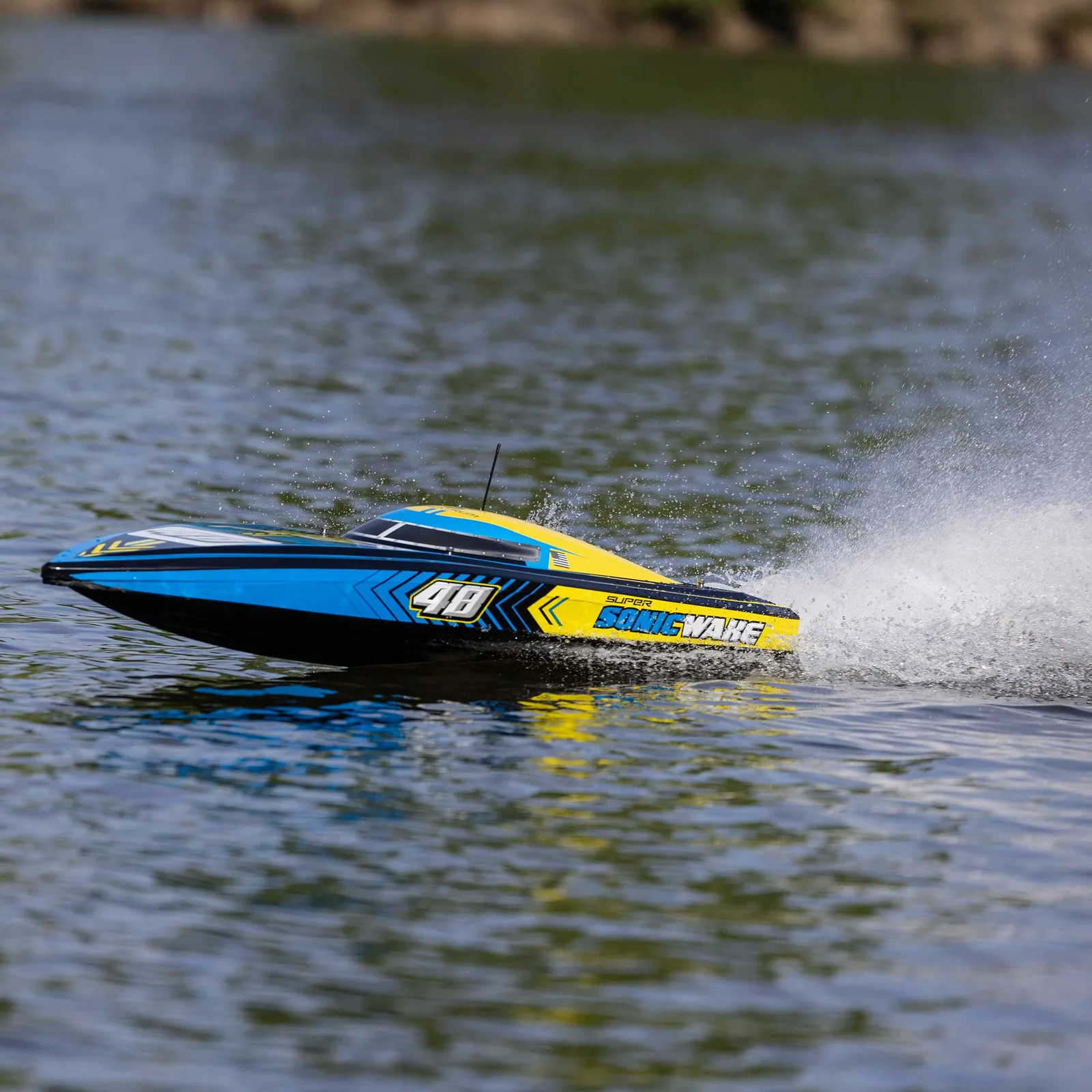 סירת Pro Boat Super Sonicwake כחולה־צהובה דוהרת ומשאירה שובל מים