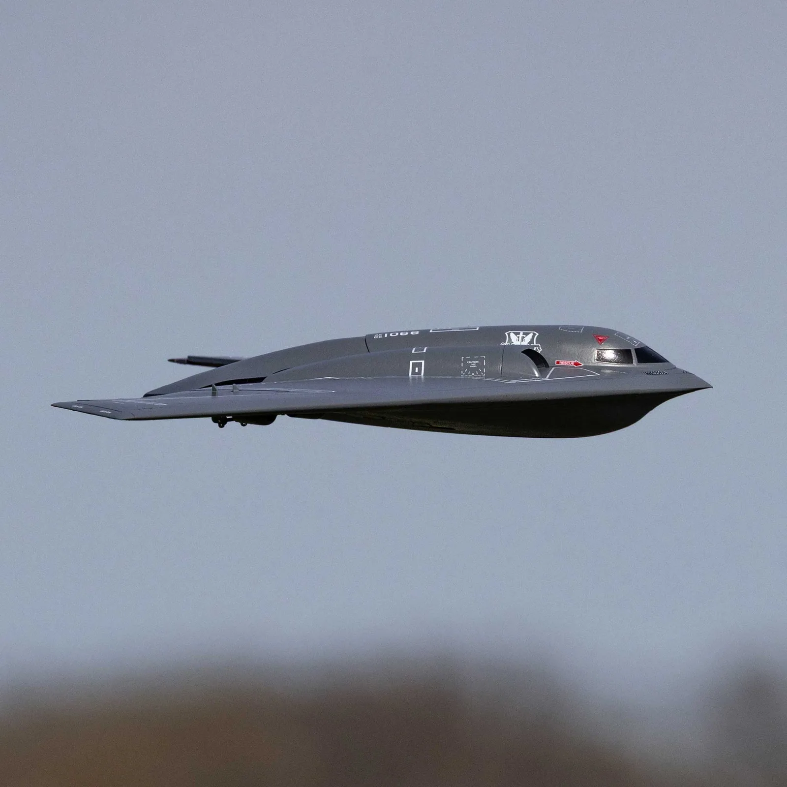 E-flite Micro B-2 Spirit אפור במעבר נמוך מול שמיים מעוננים