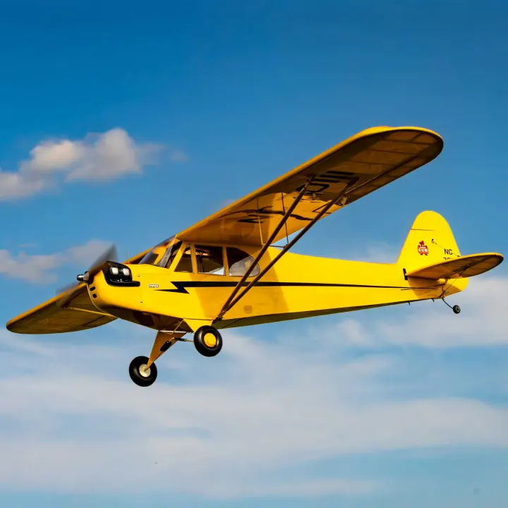 טיסן Cub צהוב בטיסה