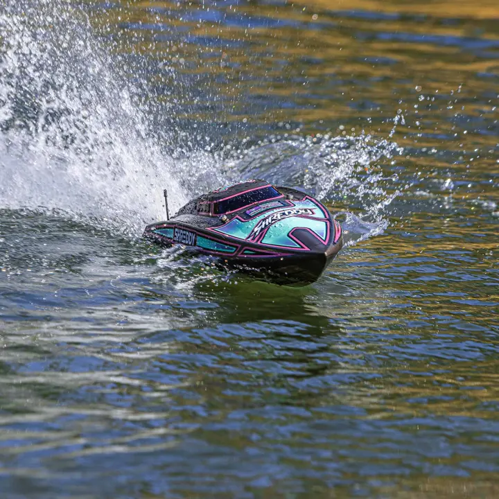 סירת Pro Boat דוהרת על המים